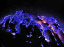 印尼“蓝色火山”喷发 大自然的神奇与美丽相结合