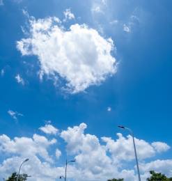 马路上空的蓝天背景照片 – 免费正版图库