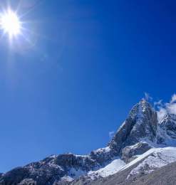 阳光下的高山、雪山背景照片 – 免费商用许可